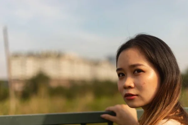 Retrato Una Joven Asiática Sosteniendo Rejilla Hierro Mientras Posaba —  Fotos de Stock