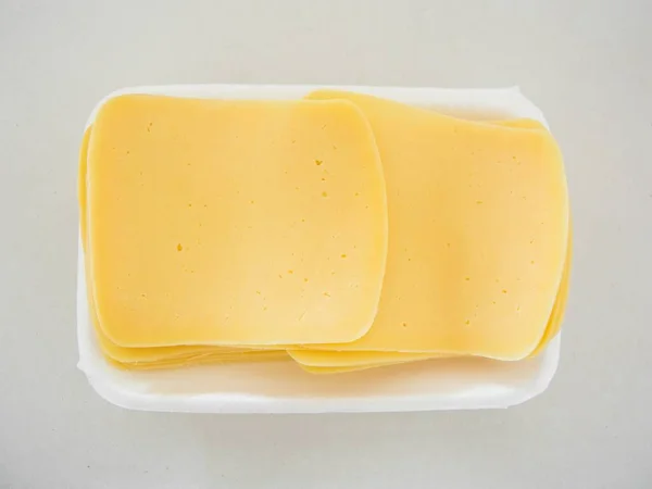 Die Scheiben Des Gelben Käses Einem Weißen Teller — Stockfoto