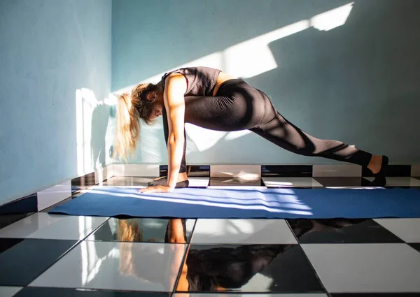 Latinsk Kvinna Som Tränar Yoga Inomhus Med Solljus Som Skiner — Stockfoto