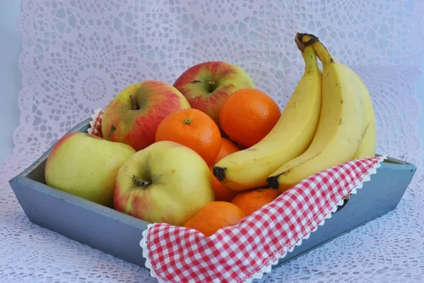 Egy Közeli Felvétel Friss Gyümölcsökről Egy Kosárban Asztalon — Stock Fotó