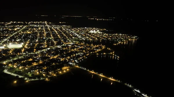 Εναέρια Θέα Της Πόλης Στην Ακτή Της Θάλασσας Νύχτα — Φωτογραφία Αρχείου