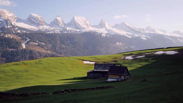 Eine Hütte Einer Wunderschönen Landschaft Umgeben Von Felsigen Bergen Unter — Stockfoto