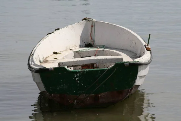 Velho Enferrujado Barco Branco Água Suja — Fotografia de Stock