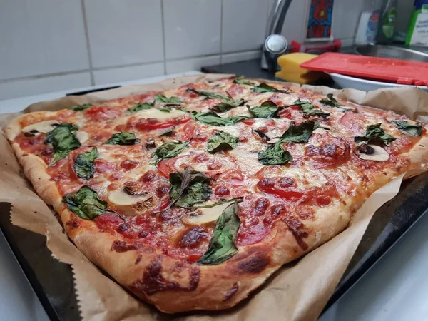 부엌에 위에서 맛있는 피자를 클로즈업 — 스톡 사진