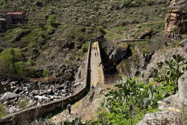 Een Hoge Hoek Opname Van Een Volk Een Brug Rivier — Stockfoto