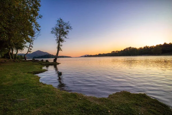 美丽的湖景映衬着美丽的天空 — 图库照片