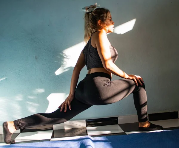 Una Mujer Latina Haciendo Ejercicios Yoga Interior Con Luz Del —  Fotos de Stock