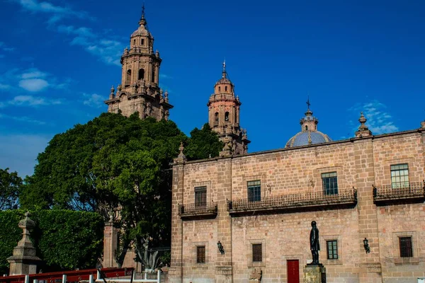 墨西哥米却肯市莫雷利亚大教堂与蓝天相映成趣 — 图库照片