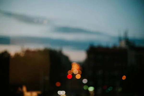カラフルなボケの光が差し込む夜の街並み — ストック写真