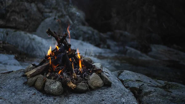 Petit Feu Joie Avec Belles Flammes Sur Les Rochers — Photo