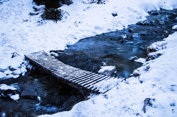 겨울에 흐르는 다리를 각도로 — 스톡 사진