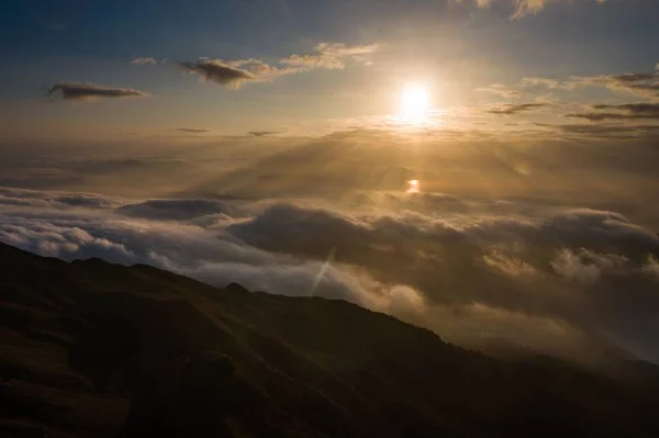 Eine Atemberaubende Aufnahme Der Bergigen Landschaft Über Malerischen Wolken Bei — Stockfoto