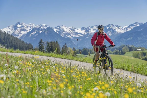 Bonita Mujer Mayor Montando Bicicleta Montaña Eléctrica Lago Seealp Área — Foto de Stock