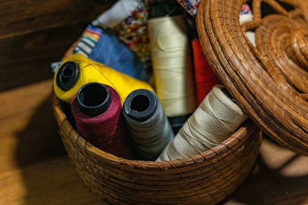 Gros Plan Rouleaux Fils Colorés Dans Panier Tissé — Photo