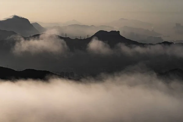 Eine Atemberaubende Aufnahme Der Bergigen Landschaft Über Malerischen Wolken — Stockfoto