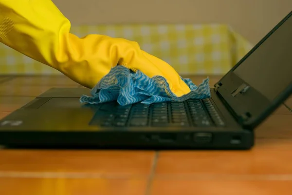 用手套清洁手提电脑的人的手 以防止考拉韦细菌 — 图库照片