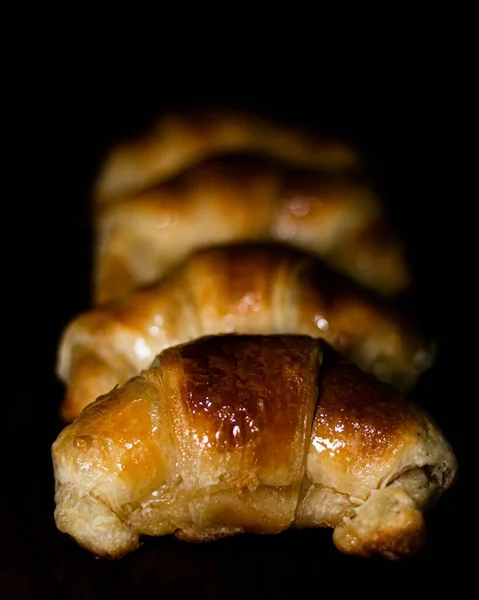 Egy Függőleges Lövés Finom Croissant Egy Sorban Fény Alatt Elmosódott — Stock Fotó