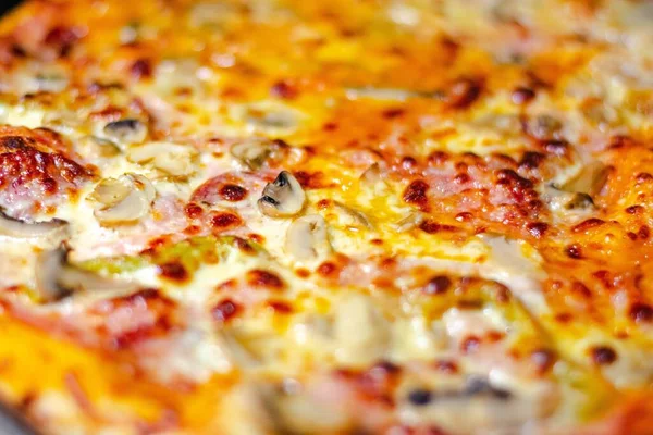 Uma Deliciosa Pizza Com Cogumelos Presunto — Fotografia de Stock