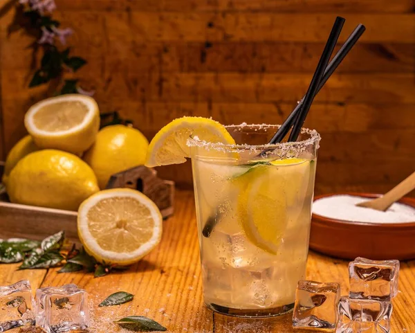 Eine Flache Aufnahme Eines Glases Limonade Mit Eiswürfeln Plastikhalmen Zitronenscheiben — Stockfoto