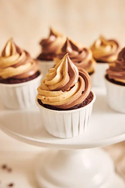 Eine Vertikale Nahaufnahme Mit Flachem Fokus Von Leckeren Erdnussbutter Cupcakes — Stockfoto