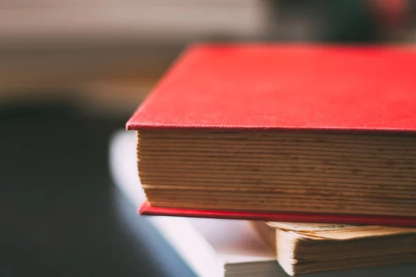 Foco Suave Livro Vermelho Grosso Com Fundo Embaçado — Fotografia de Stock