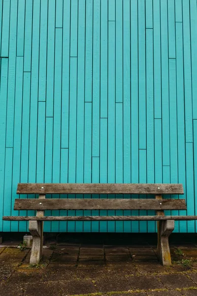 Vieux Banc Bois Vieilli Altéré Extérieur Sur Fond Turquoise — Photo