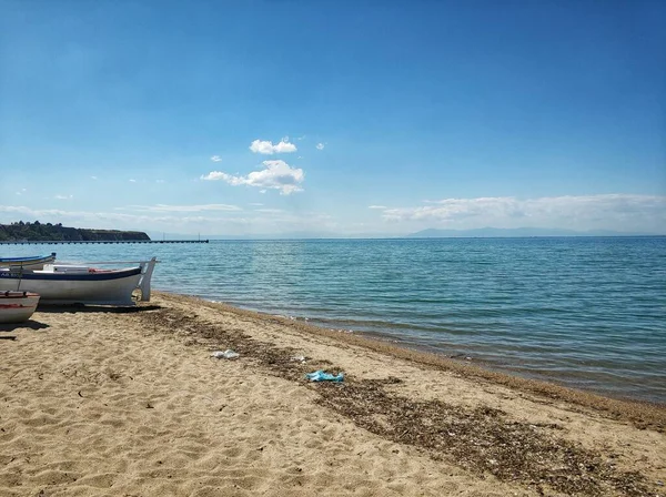 Szerokie Ujęcie Plaży Błękitną Wodą Letnim Niebem Rejonie Salonik Grecji — Zdjęcie stockowe