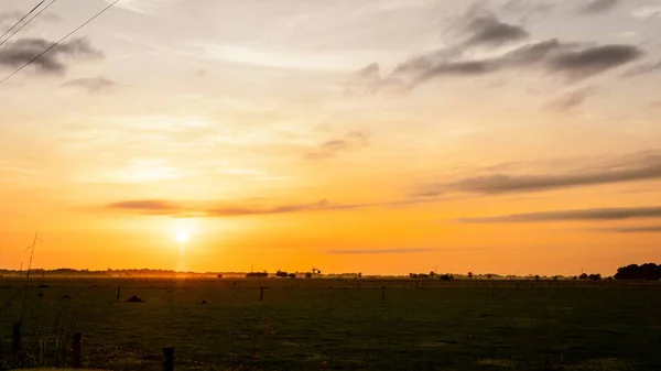 Uma Bela Vista Céu Pôr Sol Com Tons Laranja Sobre — Fotografia de Stock