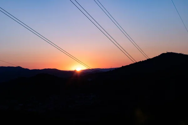 Силует Пагорбів Електричне Світло Під Час Заходу Сонця — стокове фото