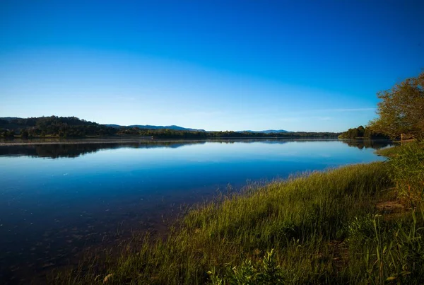 Uma Bela Paisagem Costa Lago Azul Fundiu Com Céu — Fotografia de Stock