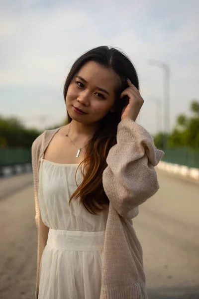 Disparo Vertical Una Mujer Asiática Vestido Blanco Posando Calle — Foto de Stock