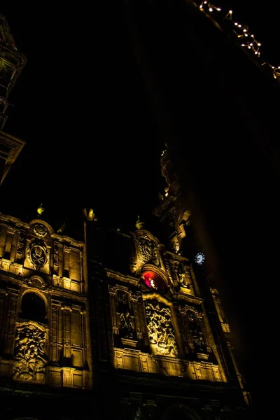 Eine Vertikale Aufnahme Der Beleuchteten Kathedrale Von Morelia Bei Nacht — Stockfoto