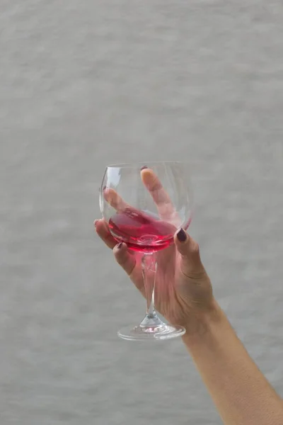 一个女人手里拿着一杯红酒 — 图库照片