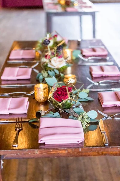 Närbild Ett Fint Bröllopsbord Dekorerat Med Vackra Rosor Och Ljus — Stockfoto