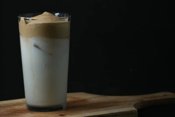 Een Glas Witte Drank Met Ijs Beige Crème Zwarte Achtergrond — Stockfoto