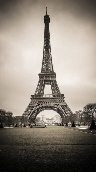 Een Verticale Grijswaarden Opname Van Eiffeltoren Parijs Frankrijk — Stockfoto