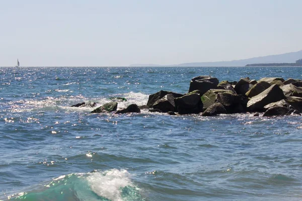 Een Stapel Rotsen Die Zich Uitstrekt Zee Onder Een Wazige — Stockfoto
