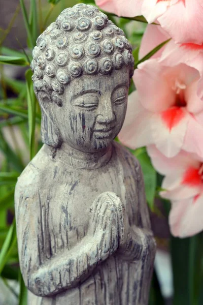 Tiro Close Estátua Buda Com Flores Rosa — Fotografia de Stock