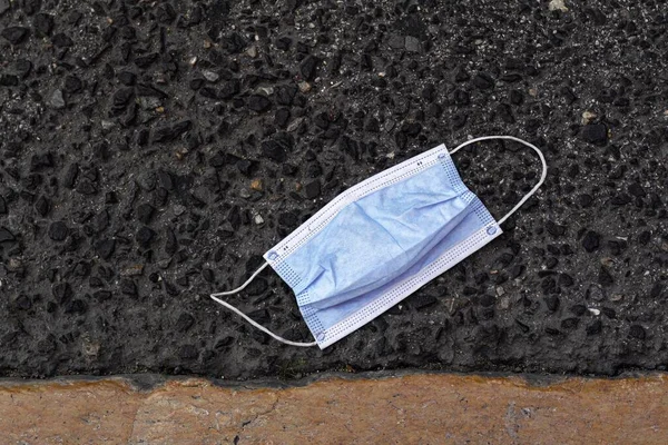 Een Wit Gezichtsmasker Grond Gevallen Perfect Voor Achtergrond — Stockfoto