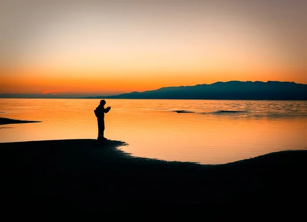 Une Silhouette Homme Debout Sur Littoral Ciel Couchant Sur Mer — Photo