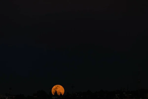 Прекрасный Пейзаж Луны Над Городским Пейзажем Ночном Темном Небе — стоковое фото