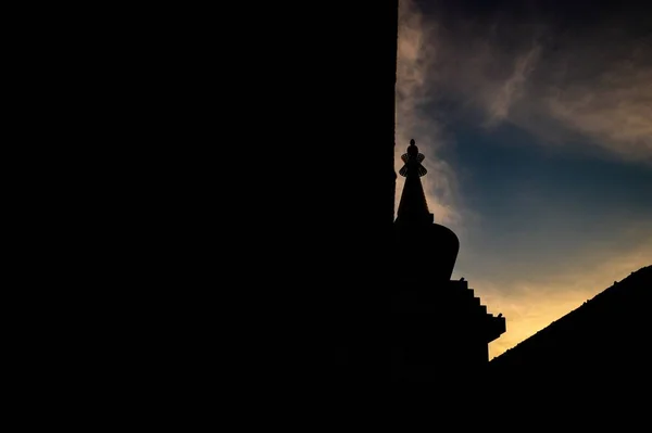 Die Silhouette Der Kirche Unter Dem Verdunkelten Himmel — Stockfoto