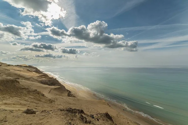 Eine Wunderschöne Landschaft Mit Sandstrand Und Einem Meer Mit Blauem — Stockfoto