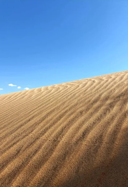 Tiro Vertical Ângulo Baixo Uma Duna Areia Deserto Abaixo Céu — Fotografia de Stock