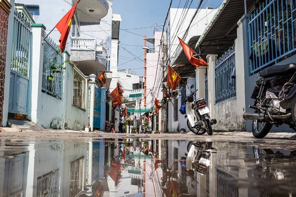 Can Tho Vietnam Feb 2016 Reflection Street Filled Vietnamese Flags — Stock Photo, Image