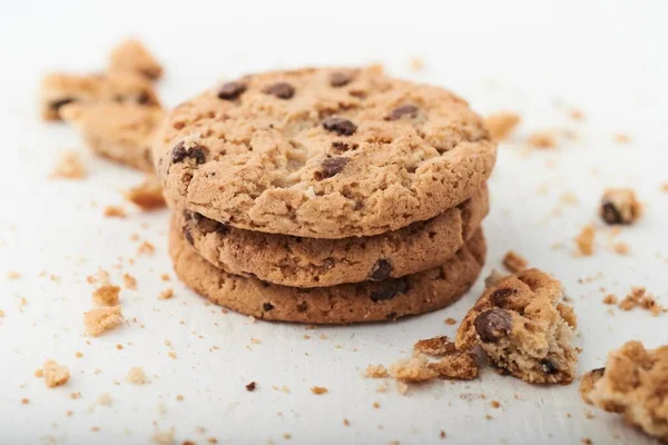 Primer Plano Galletas Chispas Chocolate Una Superficie Blanca Bueno Para —  Fotos de Stock