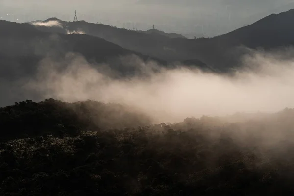 Eine Atemberaubende Aufnahme Der Bergigen Landschaft Über Malerischen Wolken — Stockfoto