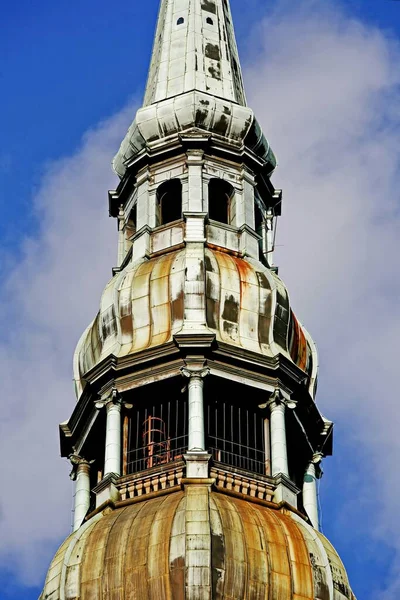 Függőleges Alacsony Szögletű Felvétel Rigai Szent Péter Templom Tornyáról Egy — Stock Fotó