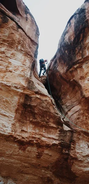 Een Man Die Kliffen Van Canyon Probeert Beklimmen — Stockfoto
