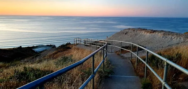Μια Σκάλα Μια Παραλία Μια Όμορφη Θέα Ενός Ήρεμου Ωκεανού — Φωτογραφία Αρχείου
